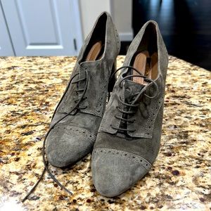 Women’s Lace-Up Suede Oxford Heel - Gray